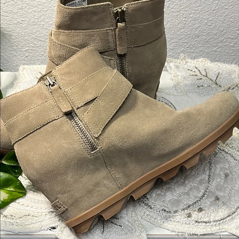 Sorel Women's Joan of Arctic Wedge II Buckle Boots - Khaki {Size 11}
